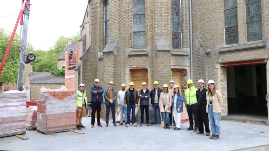 burgemeester, schepenen en leden van de raad van bestuur op werfbezoek in de nieuwe bibliotheek