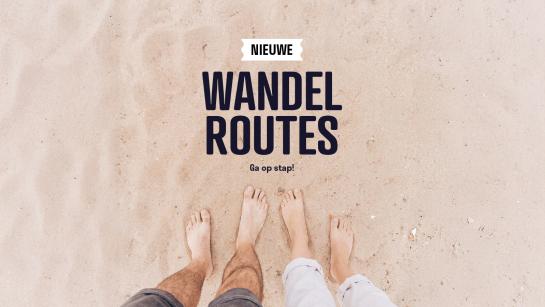 Voeten op het strand, en de tekst 'nieuwe wandelroutes'