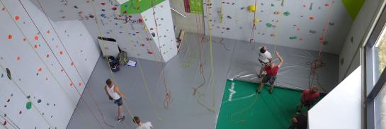 Druk bezette klimzaal van bovenaf gezien.