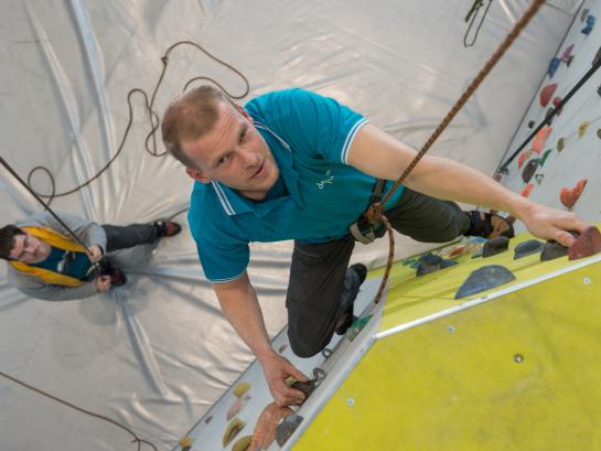 Toprope klimmers in de klimzaal