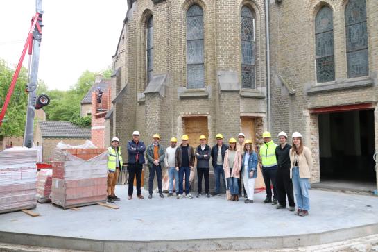 burgemeester, schepenen en leden van de raad van bestuur op werfbezoek in de nieuwe bibliotheek