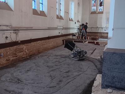 Meten is weten, en zorgt dat de vloer waterpas is