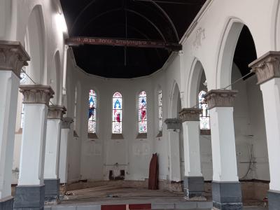 De glas-in-loodramen zorgen ook tijdens de werken voor een fantastische blik