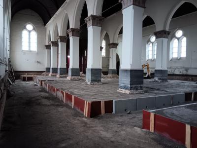 De vier achterste pilaren zijn van het oorspronkelijke kapelgedeelte, de 2 pilaren vooran van de uitbouw tot kerk