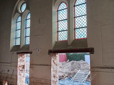 De doorgang van het kerkgedeelte naar nieuwbouw