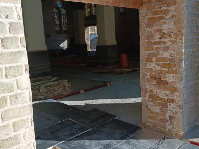 De vloerisolatie komt bovenop de ventilatie, onder de chappe