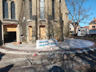 Buiten wordt de vloer voorbereid